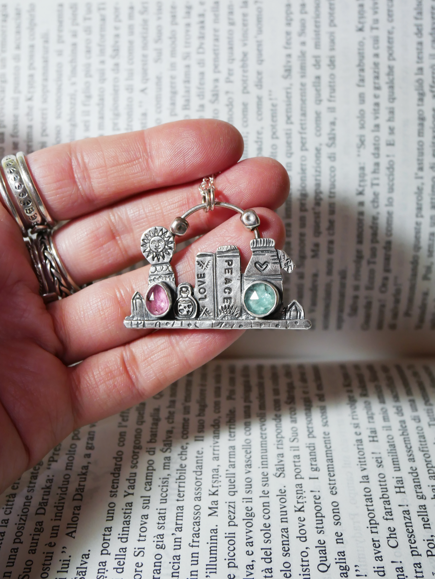 Bookshelf pendant