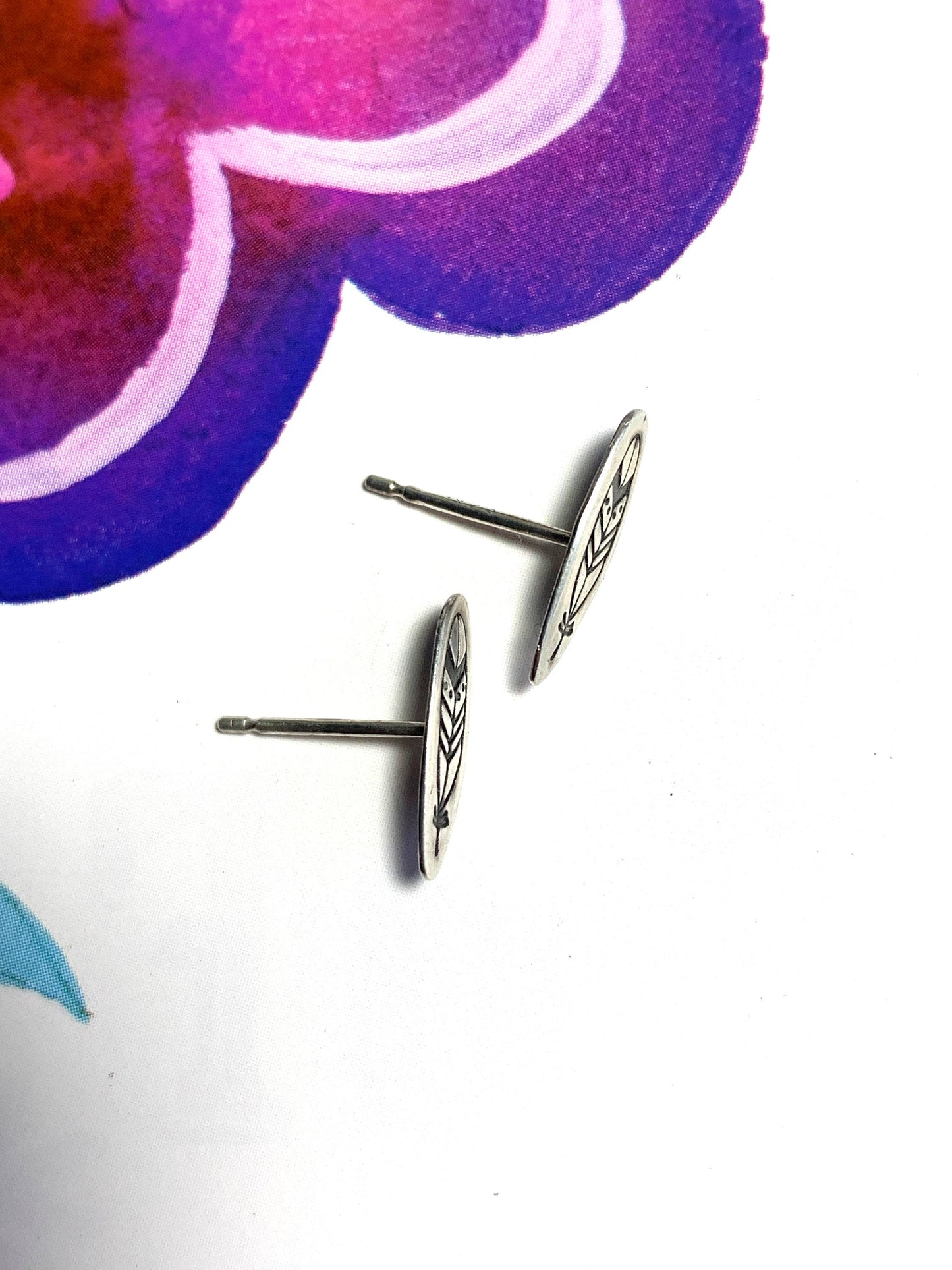 Feathers studs